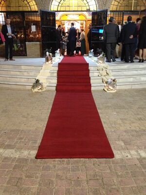 Γάμος. Στολισμός Εκκλησίας Με Λουλούδια σε Παστελ & Ροζ Χρώματα.