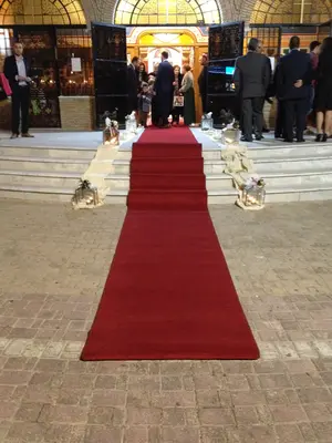 Γάμος. Στολισμός Εκκλησίας Με Λουλούδια σε Παστελ & Ροζ Χρώματα.