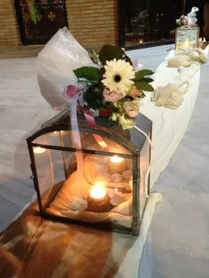 Γάμος. Στολισμός Εκκλησίας Με Λουλούδια σε Παστελ & Ροζ Χρώματα.