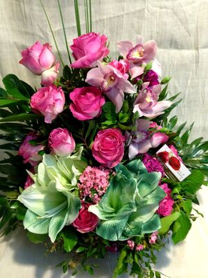 Decorative flower arrangement