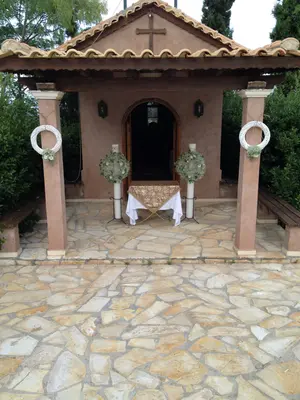 Γάμος. Στολισμός Εκκλησίας Με "Στεφάνια"