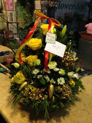 Ανθοπωλεία flowershop.gr Καλάθι με πολύχρωμα λουλούδια & πρασινάδες.