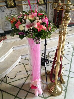 Διακόσμηση εκκλησίας με δίδυμες συνθέσεις από λουλούδια