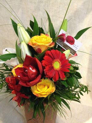 Κόκκινο χειμερινο μπουκέτο. Ανθοπωλείο Νέα Σμύρνη.Σπέσιαλ.