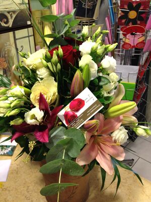 Λευκά & κόκκινα λουλούδια μπουκέτο.