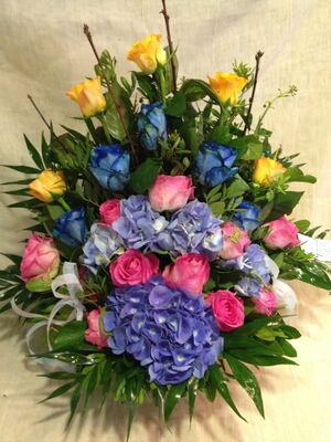 Ανθοπωλεία flowershop.gr Καλάθι με πολύχρωμα λουλούδια & πρασινάδες.