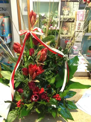 Σύνθεση με κόκκινα λουλούδια και αξεσουάρ σε κεραμικό ποτ "paper look" - Βάζο