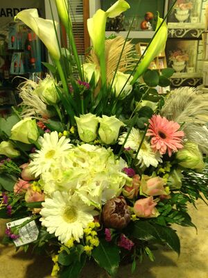 Ανθοπωλεία flowershop.gr Καλάθι με πολύχρωμα λουλούδια & πρασινάδες.