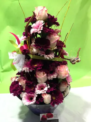 Gerbera "tower" in glass vase with decorative colored gel, sand & pebbles !!! (40 gerberas). Special.