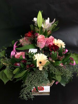 Καλάθι Με Λουλούδια & Κρασί.