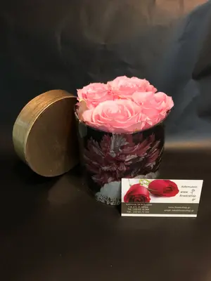 Roses in decorative  10 cm χ 10 cm  "Divine  Hatbox". (4) heads.