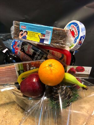 Gourmet basket Wine Chocolates Snacks Fruits Nuts Cheese Sausage !!! Exclusive