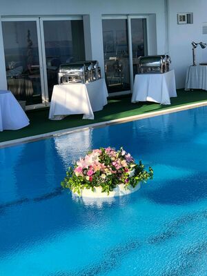 Πισίνα & Τραπέζια Δεξίωσης.Διακόσμηση Καλοκαιρινού Γάμου.