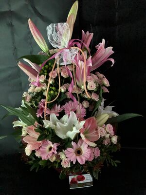 Σύνθεση ανθέων σε καλάθι με εκλεκτά λουλούδια εποχής