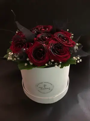 Roses in decorative  15 cm χ 15 cm  "Divine  Hatbox". (7) heads.