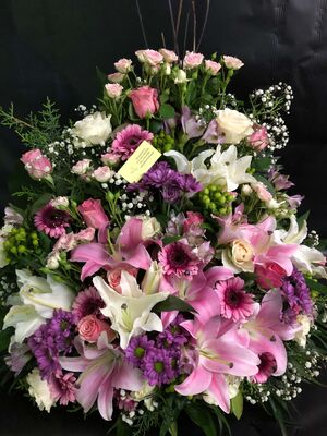 Ανθοπωλείο.Ανοιξιάτικη  Σύνθεση ανθέων με ροζ  λουλούδια σε καλάθι Πολυτελές