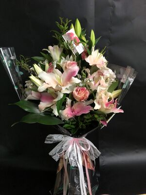 Ροζ ή λευκό μπουκέτο με οριένταλ λίλιουμ.Πολυτελές.