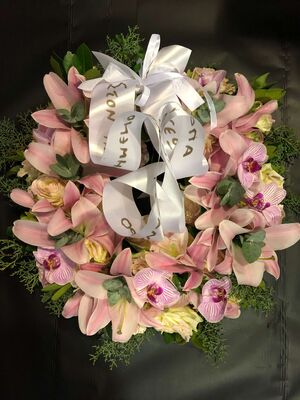 Condolences wreath on oasis moss base. (large size)