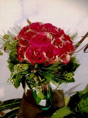 Design μπουκέτο  με (31) κόκκινα τριαντάφυλλα + Βάζο !!!