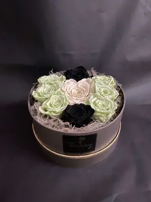 Rose Forever  (8 heads) & (1) "Heart" in Exclusive Gift Hat Box !!!