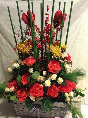 Φθινοπωρινή σύνθεση με λουλούδια σε μεγάλο καλάθι.Πολυτελές.