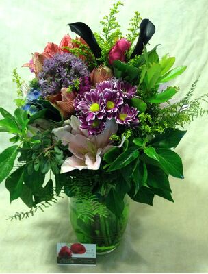 Ανοιξιάτικα λουλούδια σύνθεση σε γυάλινο βάζο. Πολυτελές.