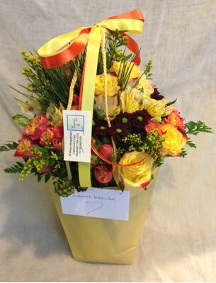 Τσάντα με μπουκέτο λουλουδιών σε νερό.Κίτρινα χρώματα.Εξτρα.