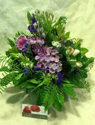 Σύνθεση με "Πολύχρωμα Λουλούδια"σε γυάλινο βάζο με χρωματιστή διακοσμητική άμμο!!!