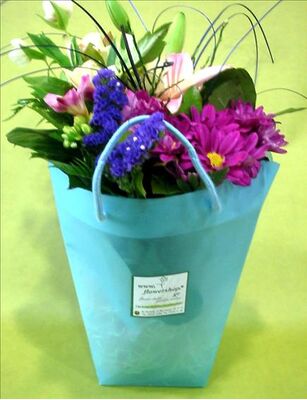 Τσάντα με μπουκέτο λουλουδιών σε νερό