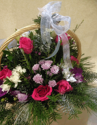 Λουλούδια σε καλάθι για νεογέννητα δίδυμα