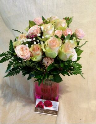 "Υπέροχα Ροζ" Τριαντάφυλλα Σε Γυάλινο Βάζο !!!