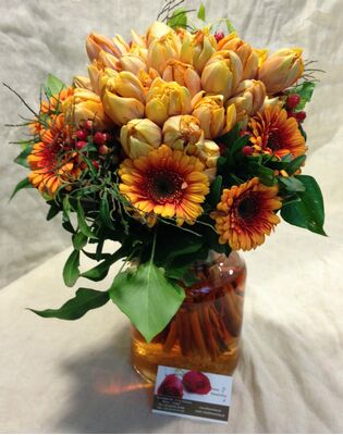 Τουλίπες σε γυάλινο βάζο. Τυχαία χρώματα !!! Πολυτελές.