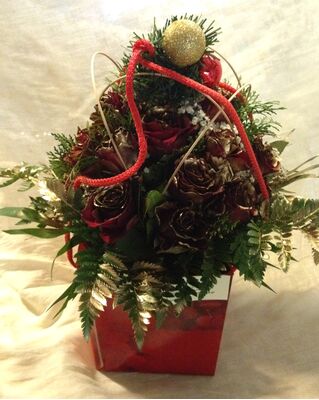 Red "gold sprayed" roses bouquet