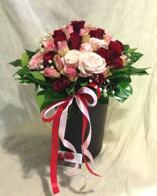 (25) red & pink roses bouquet Extra Quality Dutch + Ceramic quality vase!!! Super week Offer.