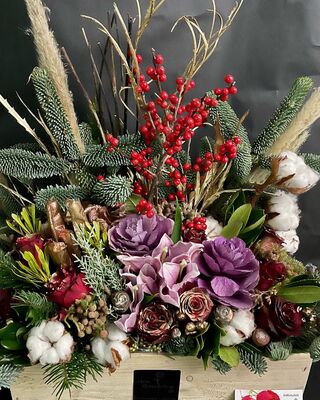 Christmas Exclusive flowers basket. In "wooden Pot" or "Basket" Snowed !!! Exclusive.