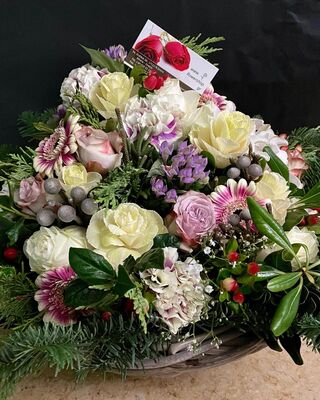 Ανθοπωλείο . Σύνθεση σε καλάθι με exclusive λουλούδια εποχής σε γκρουπ!!! + Μπαλόνι!!!