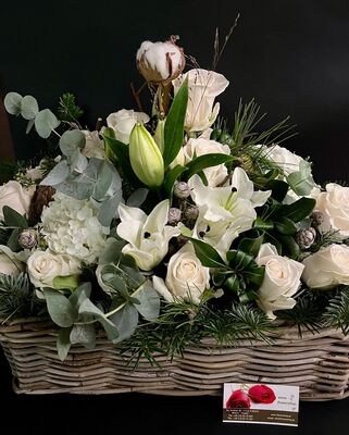 Ανθοπωλείο Αθήνα Κέντρο.Ανοιξιάτικη  Σύνθεση ανθέων με λευκά  λουλούδια σε καλάθι !!! (Πολυτελές)