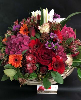 Ανθοπωλείο.Ανοιξιάτικη  Σύνθεση ανθέων με πολύχρωμα  λουλούδια σε καλάθι !!! Πολυτελες.