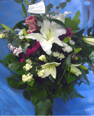 Bouquet with white and fuchsia flowers