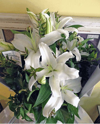 Ροζ ή λευκό μπουκέτο με οριένταλ λίλιουμ