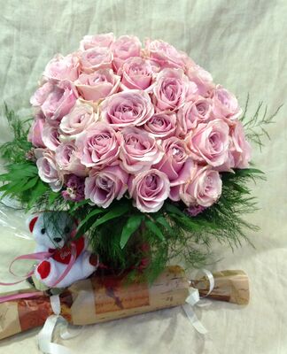 (40) pink roses in glass vase with colored water + whine + bear .Exclusive.