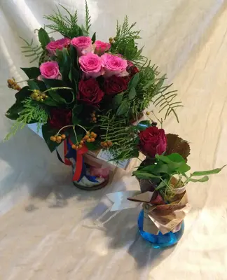 "Mixed Roses in Vase"  Bouquet (21) stems. New !!! Free Gift Single Rose in Vase.