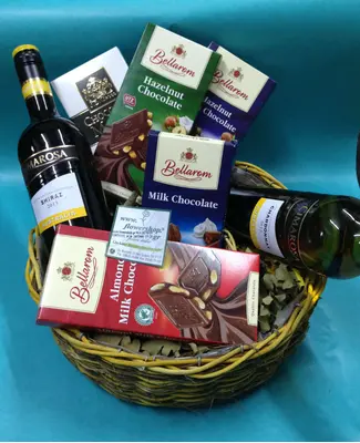 Basket Wine + Chocolates  !!!