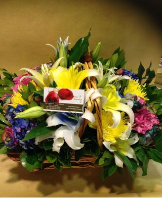 Σύνθεση σε καλάθι με λουλούδια.Καλοκαιρινό.