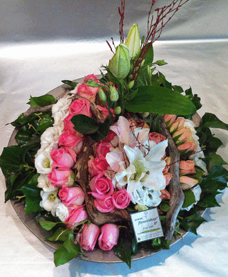 Ανθοπωλεία. Σύνθεση λουλουδιών σε δίσκο.