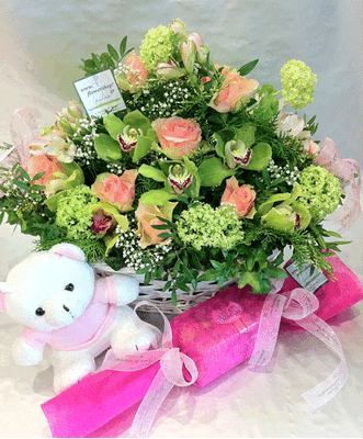 "Γλυκά" ανοιξιάτικα λουλούδια σε καλάθι + αξεσουαρ για νεογέννητο κοριτσάκι !!! + Αρκουδάκι + Σοκολατάκια !!!