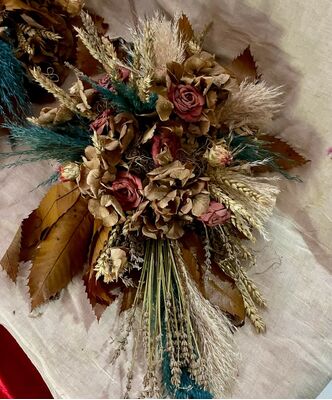 Στολισμός για Γάμο με Αποξηραμένα Λουλούδια. Σετ από (2) επιτοίχιες συνθέσεις, (1) επιτραπέζια σύνθεση, (1) νυφικό μπουκέτο και (1) σύνθεση αυτοκινήτου.