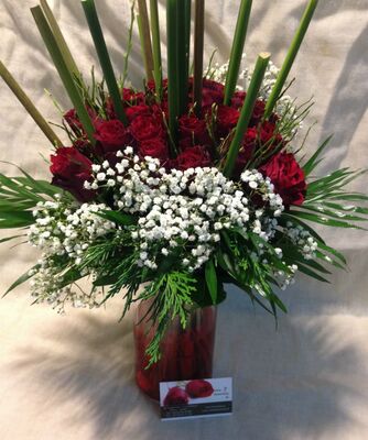 (50) κόκκινα τριαντάφυλλα Ολλανδικά μπουκέτο με πρασινάδες + βάζο + Μπαλόνι . Σούπερ προσφορά .Σπέσιαλ.