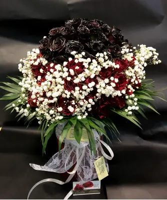 (101) Red Exclusive Dutch Roses 50 cm gift wrapped in vase exclusive.