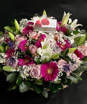 Ανθοπωλείο . Σύνθεση σε καλάθι με exclusive λουλούδια εποχής σε γκρουπ!!! + Μπαλόνι!!!